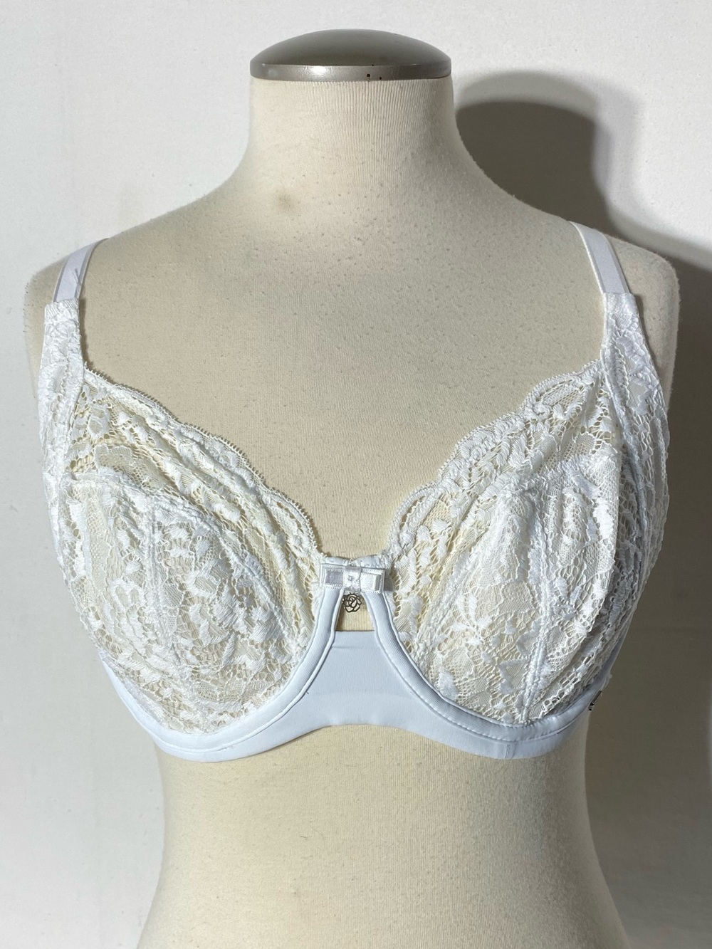 La Vie En Rose Classic White Lace Unlined Underwire Bra 36D